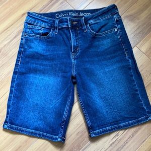 Calvin Klein woman’s dark blue denim Jean shorts size 4.